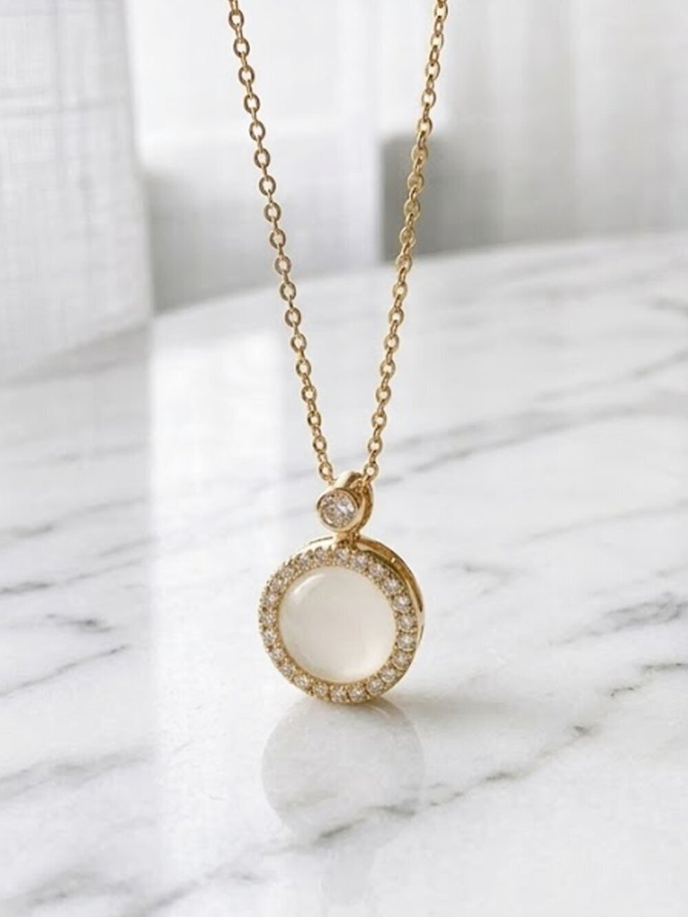 Round Elegant Pendant Necklace